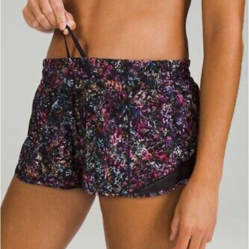 LULULEMON HOTTY HOT SHORTS 2.5 INCH SIZE 4